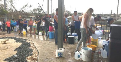 Et af Baxters produktionsanlæg i Puerto Rico uddeler vand til de lokale.