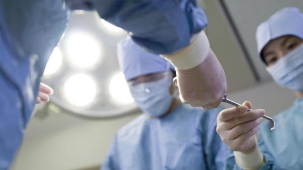 Opererende kiruger på operationsstuen